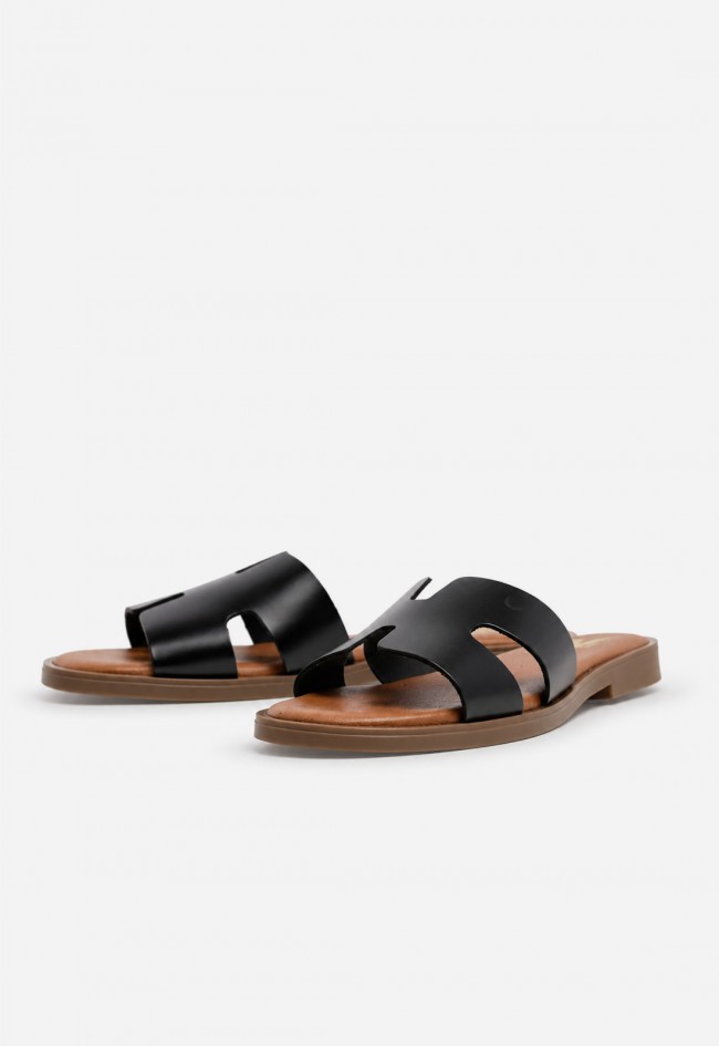 Sandalia plana mujer VAS 606 en piel negra, minimalismo chic para vestir el verano