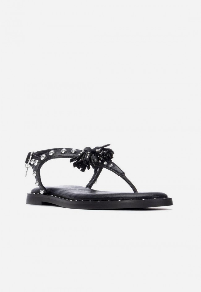 Sandalia plana mujer Xti negra con tachas, esencia boho chic