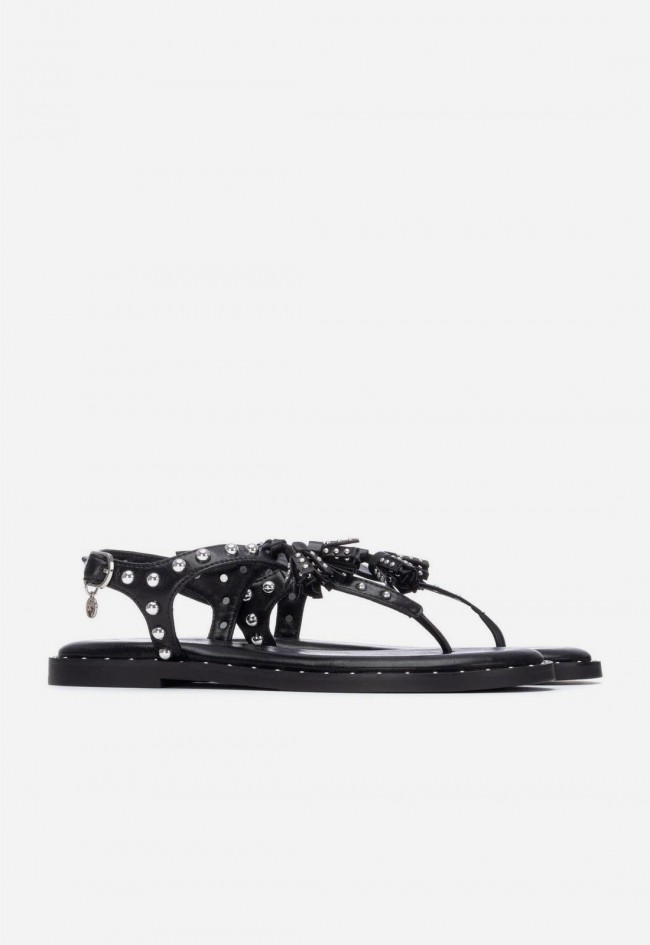 Sandalia plana mujer Xti negra con tachas, esencia boho chic