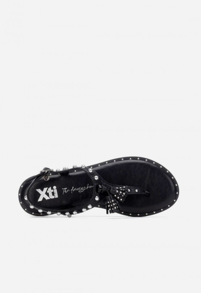 Sandalia plana mujer Xti negra con tachas, esencia boho chic