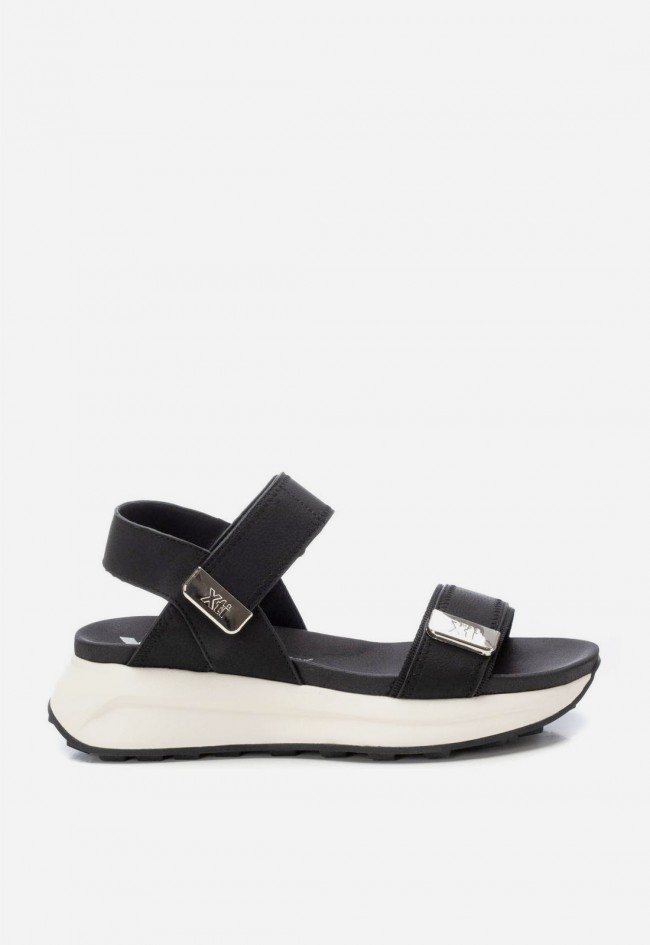 Sandalia deportiva mujer Xti negra para caminar con estilo urbano