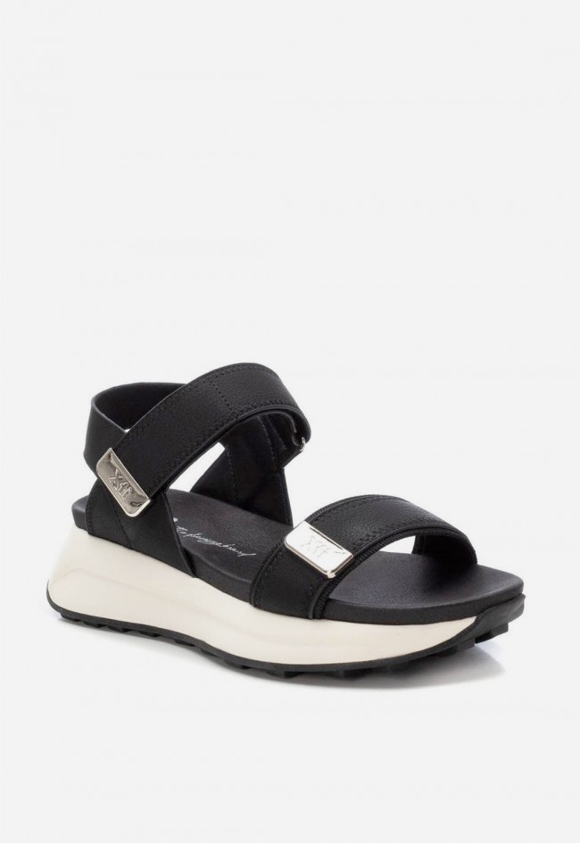 Sandalia deportiva mujer Xti negra para caminar con estilo urbano