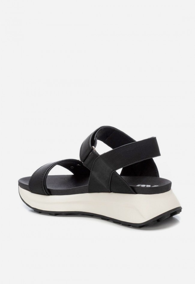 Sandalia deportiva mujer Xti negra para caminar con estilo urbano
