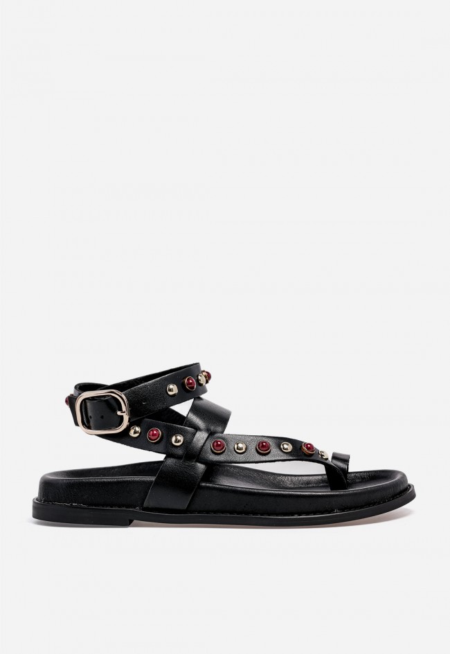 Sandalia plana Inuovo en piel negra con tachuelas joya para un look sofisticado