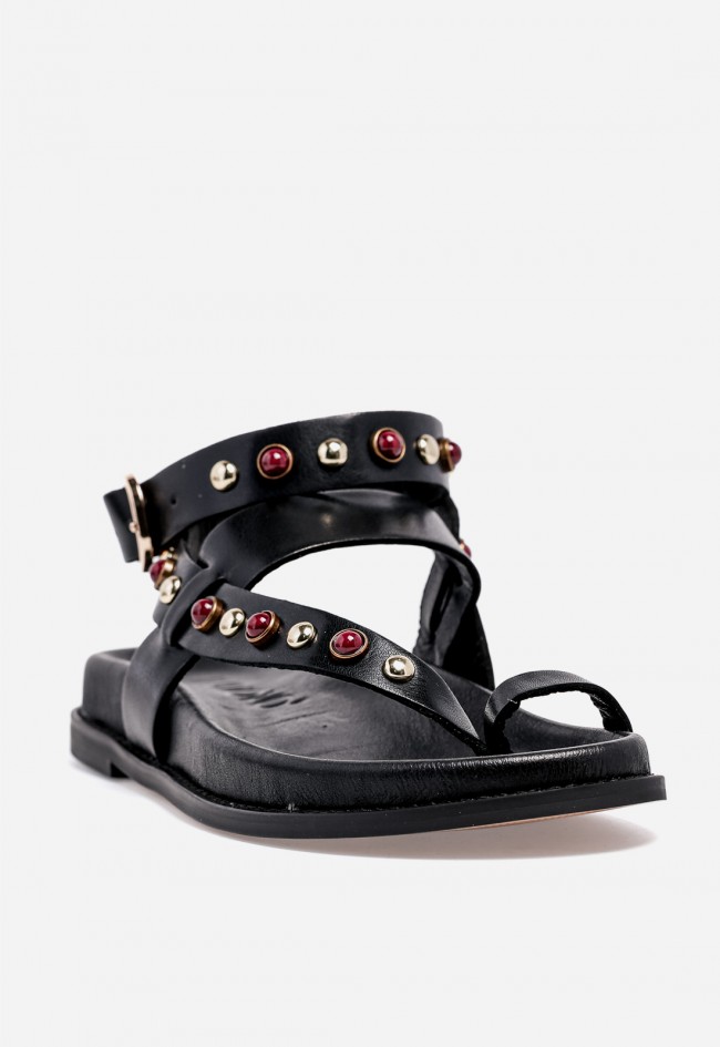 Sandalia plana Inuovo en piel negra con tachuelas joya para un look sofisticado