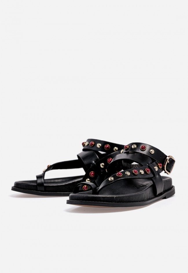 Sandalia plana Inuovo en piel negra con tachuelas joya para un look sofisticado
