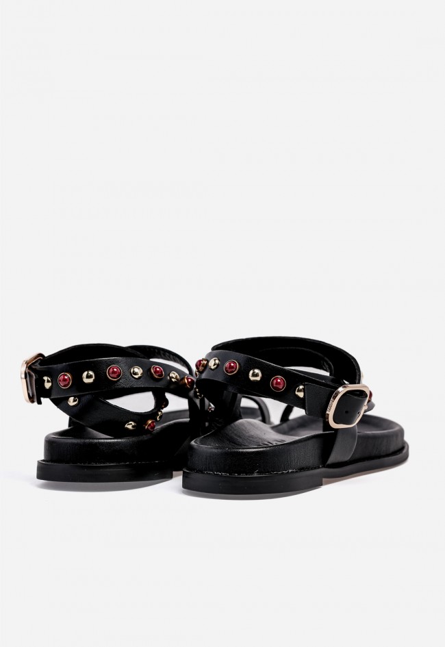 Sandalia plana Inuovo en piel negra con tachuelas joya para un look sofisticado