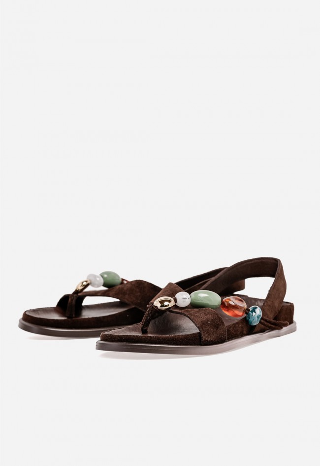 Sandalia plana Inuovo en piel marrón con abalorios joya para un verano con estilo