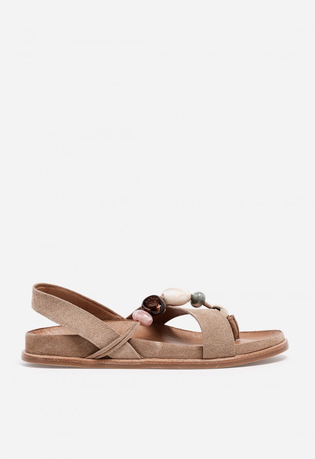 Sandalia plana Inuovo en piel beige con abalorios joya para un look natural y sofisticado