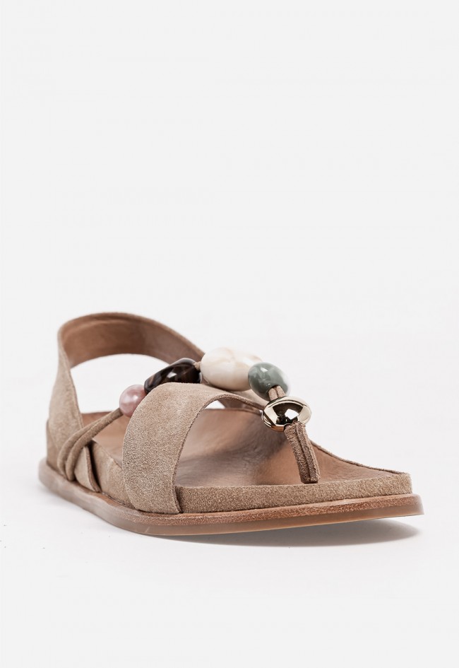Sandalia plana Inuovo en piel beige con abalorios joya para un look natural y sofisticado