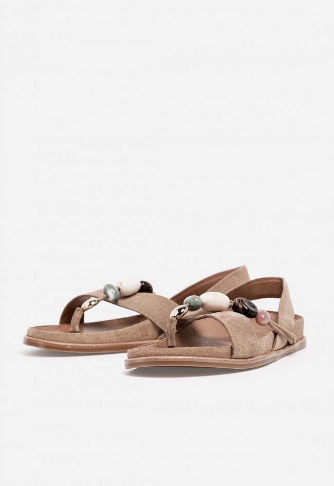 Sandalia plana Inuovo en piel beige con abalorios joya para un look natural y sofisticado
