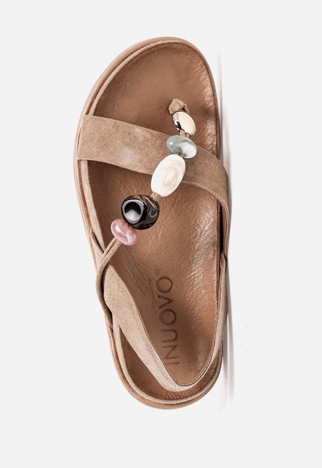 Sandalia plana Inuovo en piel beige con abalorios joya para un look natural y sofisticado