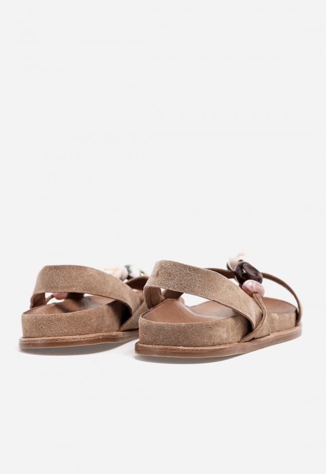 Sandalia plana Inuovo en piel beige con abalorios joya para un look natural y sofisticado