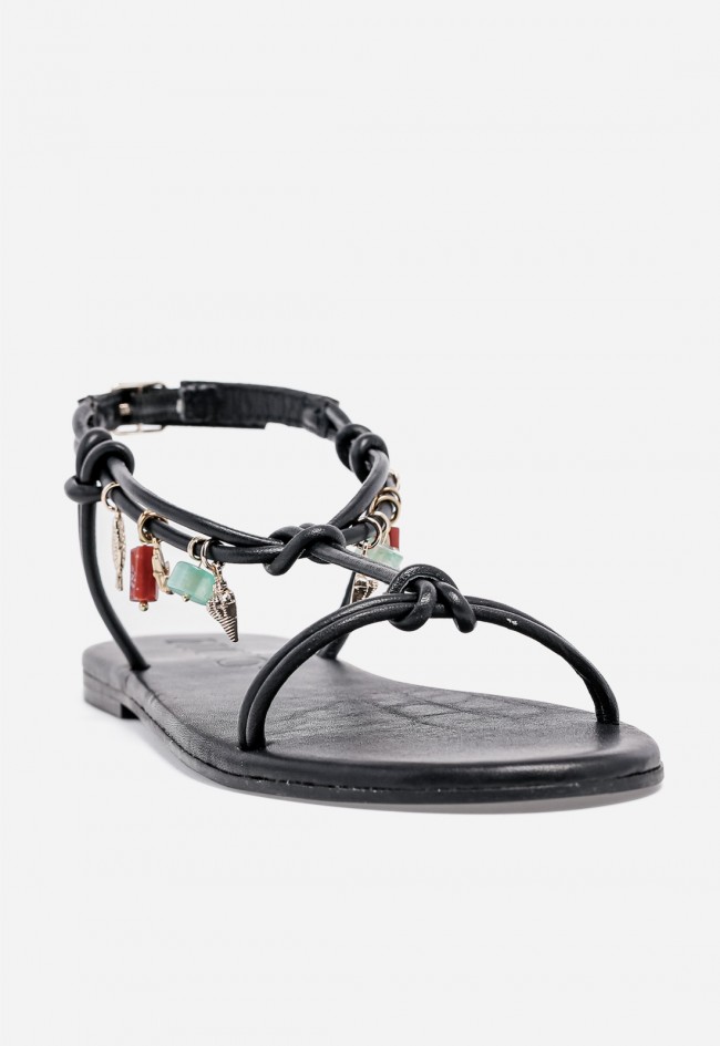 Sandalia plana Inuovo negra con charms joya para un estilo veraniego con alma chic