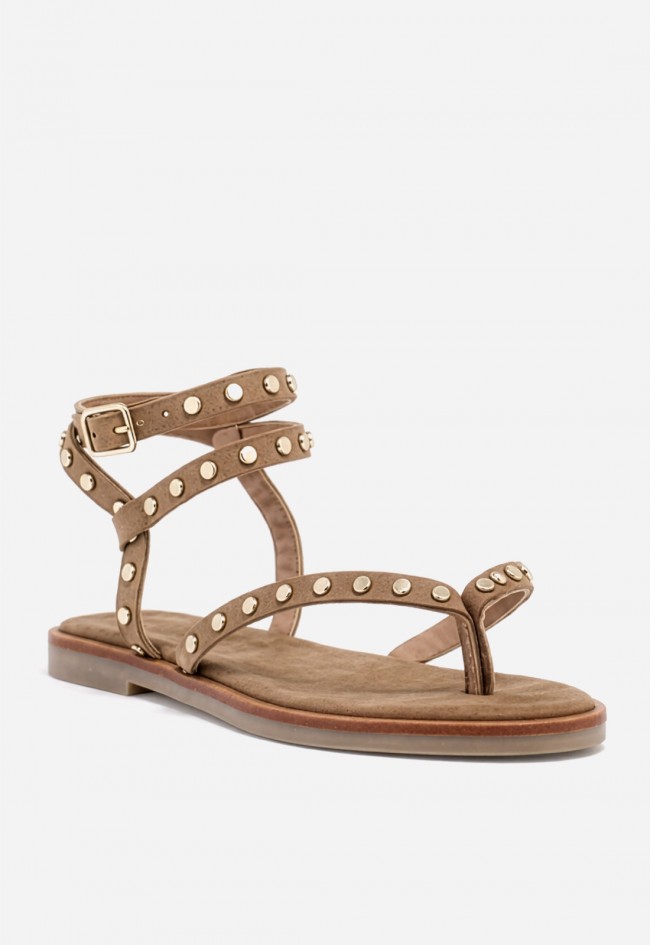Sandalia plana VAS de piel tostada con tachuelas para un look boho chic con actitud