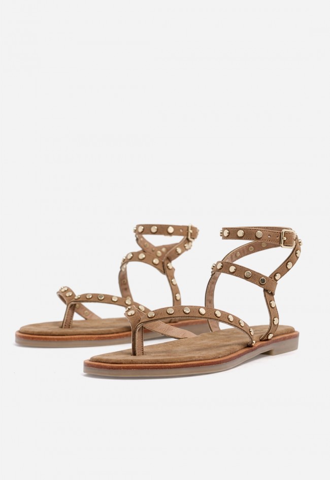 Sandalia plana VAS de piel tostada con tachuelas para un look boho chic con actitud