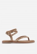 Sandalia plana VAS de piel tostada con tachuelas para un look boho chic con actitud