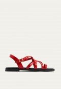 Sandalia plana mujer Porronet Blair en piel roja con tachuelas – estilo mediterráneo con carácter