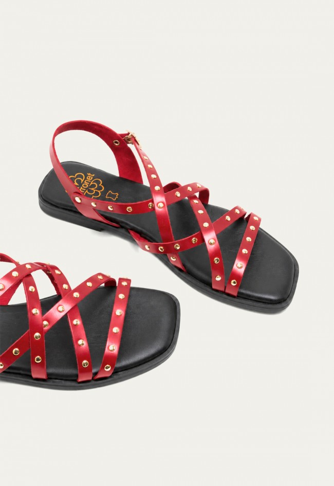 Sandalia plana mujer Porronet Blair en piel roja con tachuelas – estilo mediterráneo con carácter