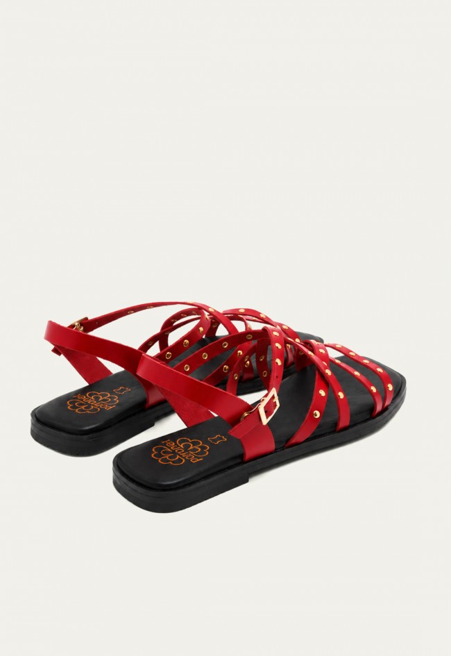 Sandalia plana mujer Porronet Blair en piel roja con tachuelas – estilo mediterráneo con carácter