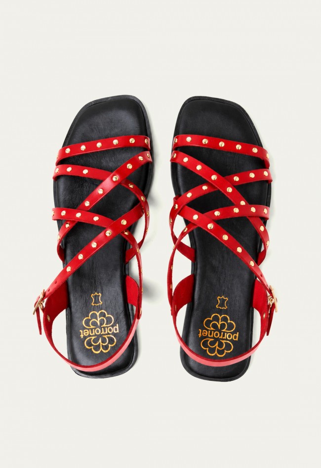 Sandalia plana mujer Porronet Blair en piel roja con tachuelas – estilo mediterráneo con carácter