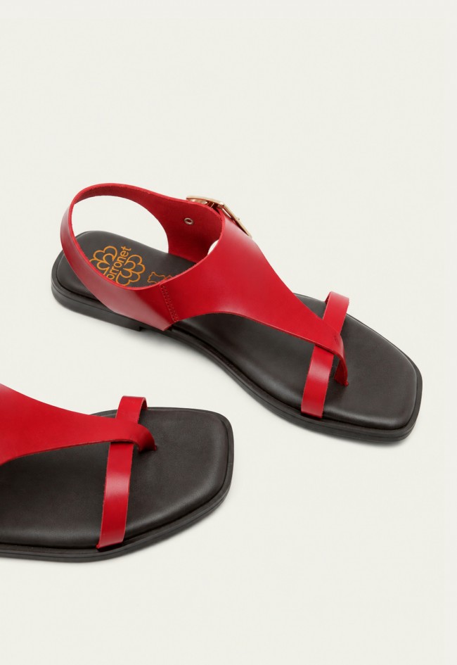 Sandalia plana mujer Porronet Berta en piel roja con hebilla – elegancia mediterránea para destacar