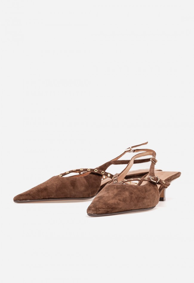 Zapato destalonado Inuovo moka en piel con pulsera joya