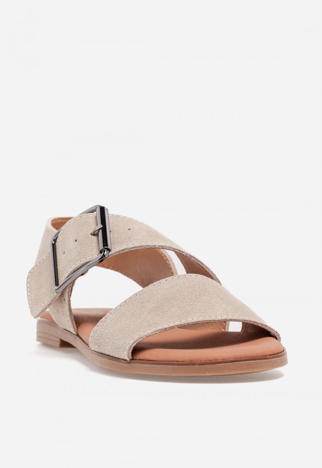 Sandalia plana de mujer VAS en piel beige con hebilla maxi, minimalismo que enamora