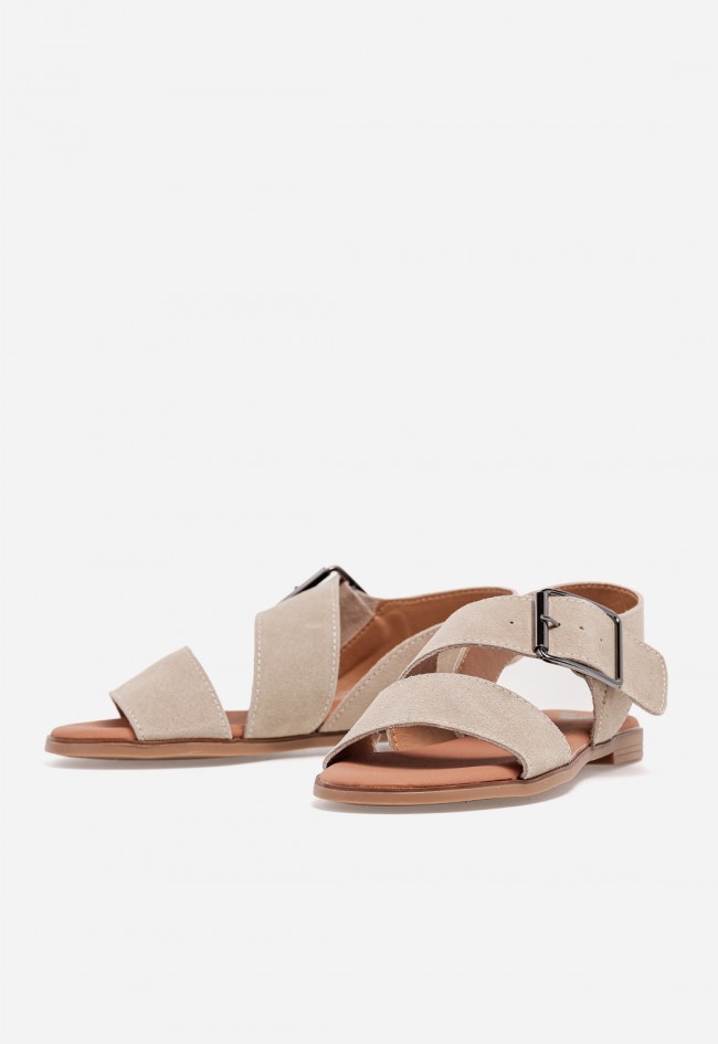 Sandalia plana de mujer VAS en piel beige con hebilla maxi, minimalismo que enamora