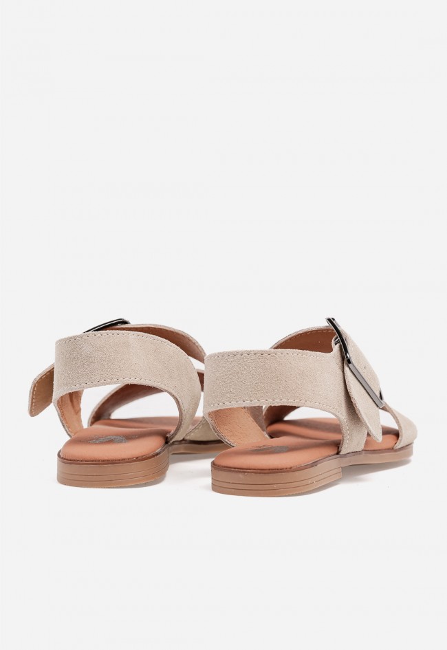 Sandalia plana de mujer VAS en piel beige con hebilla maxi, minimalismo que enamora