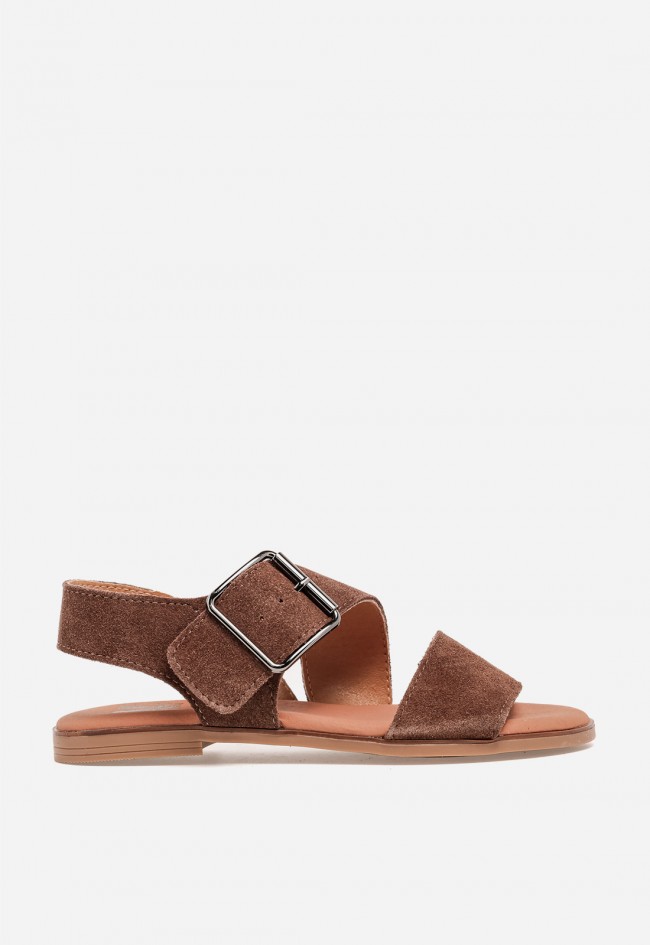 Sandalia plana de mujer VAS Naira en piel moka con hebilla maxi, estilo natural con alma chic