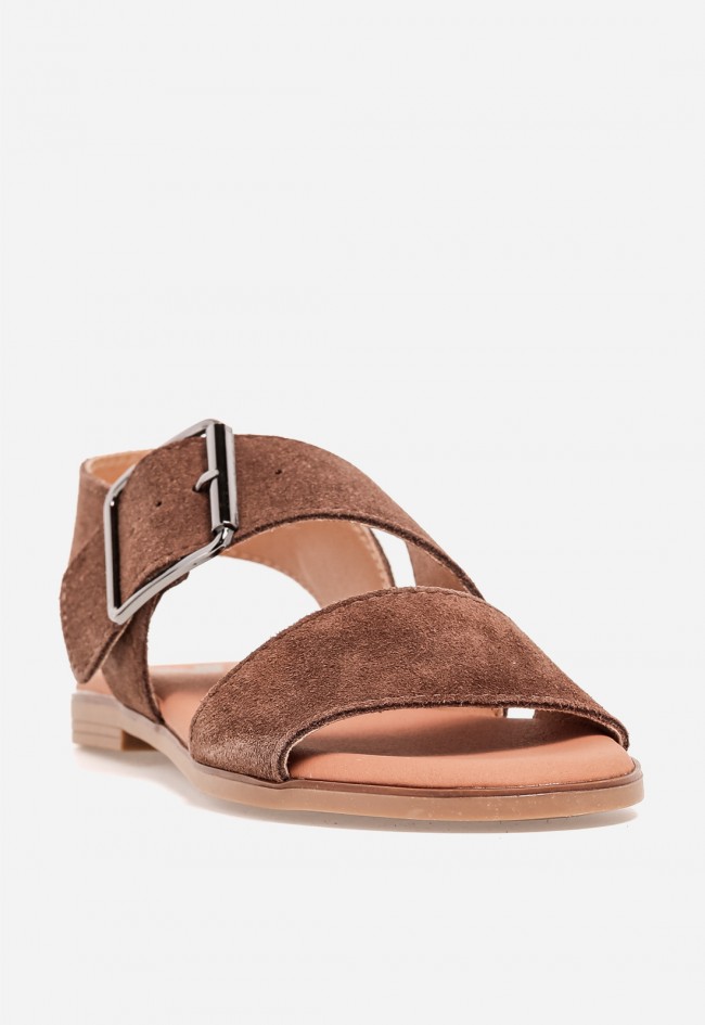 Sandalia plana de mujer VAS Naira en piel moka con hebilla maxi, estilo natural con alma chic
