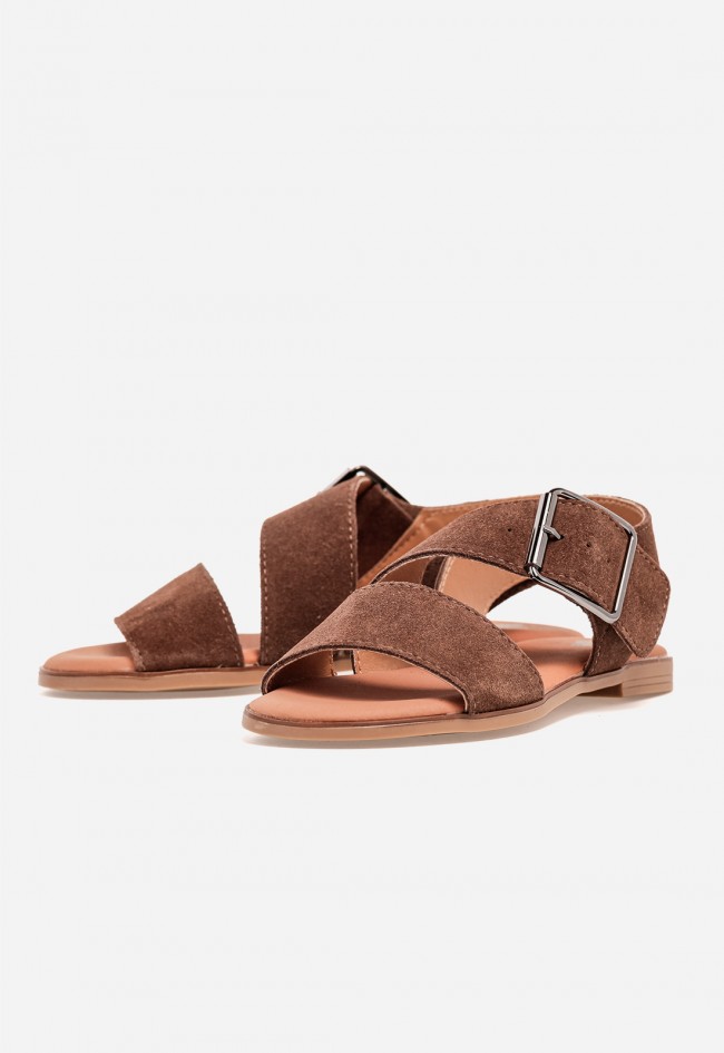 Sandalia plana de mujer VAS Naira en piel moka con hebilla maxi, estilo natural con alma chic