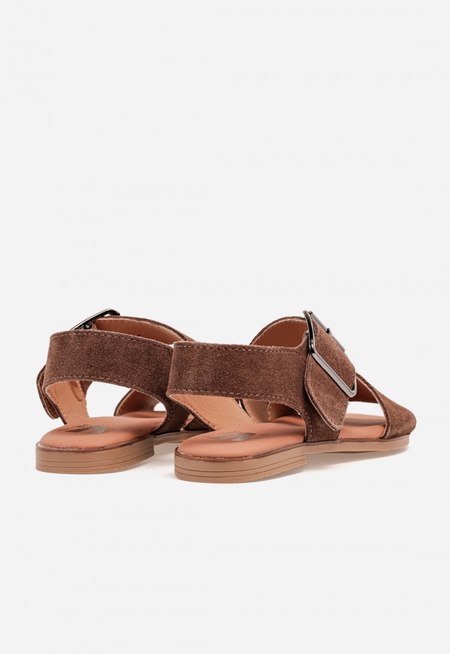 Sandalia plana de mujer VAS Naira en piel moka con hebilla maxi, estilo natural con alma chic
