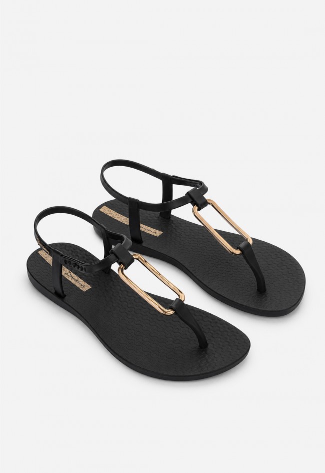 Sandalia de mujer Ipanema Class Modern negra con detalle metálico, elegancia effortless para brillar en verano