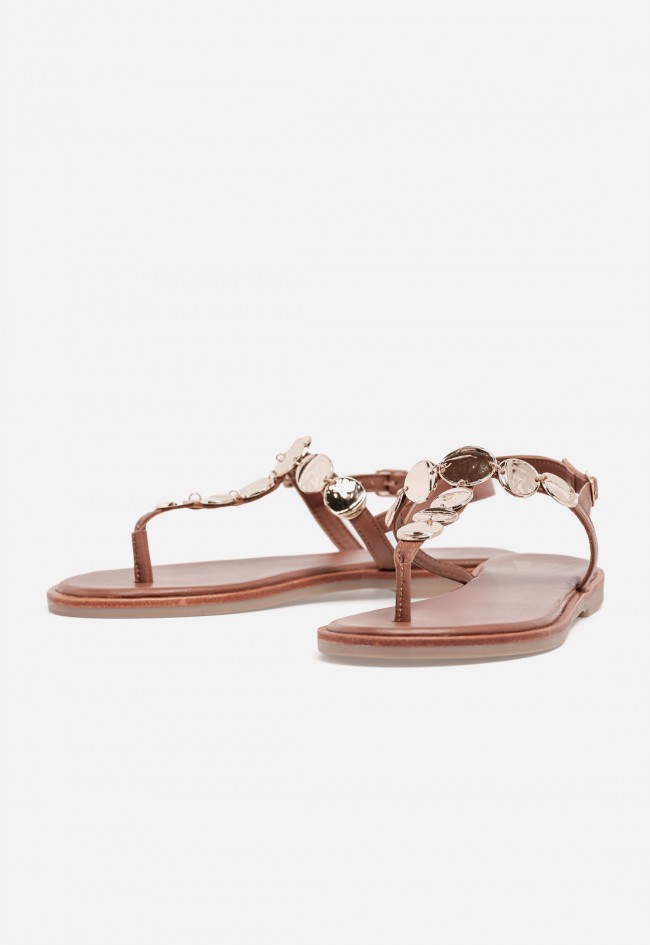 Sandalia plana de mujer VAS en piel color cuero con adornos dorados, brillo mediterráneo