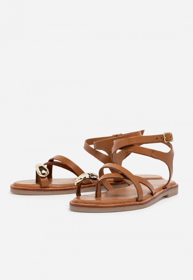 Sandalia plana de piel mujer VAS RSP-11952 color cuero con adorno dorado, elegancia effortless