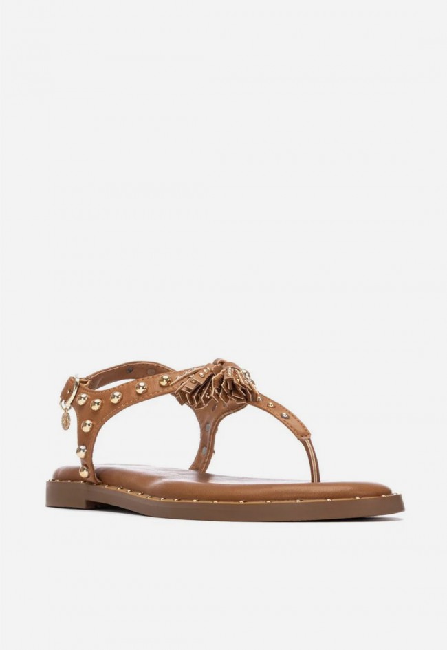 Sandalia plana mujer Xti 14547101 cuero con borlas y tachas, espíritu boho para un verano con actitud