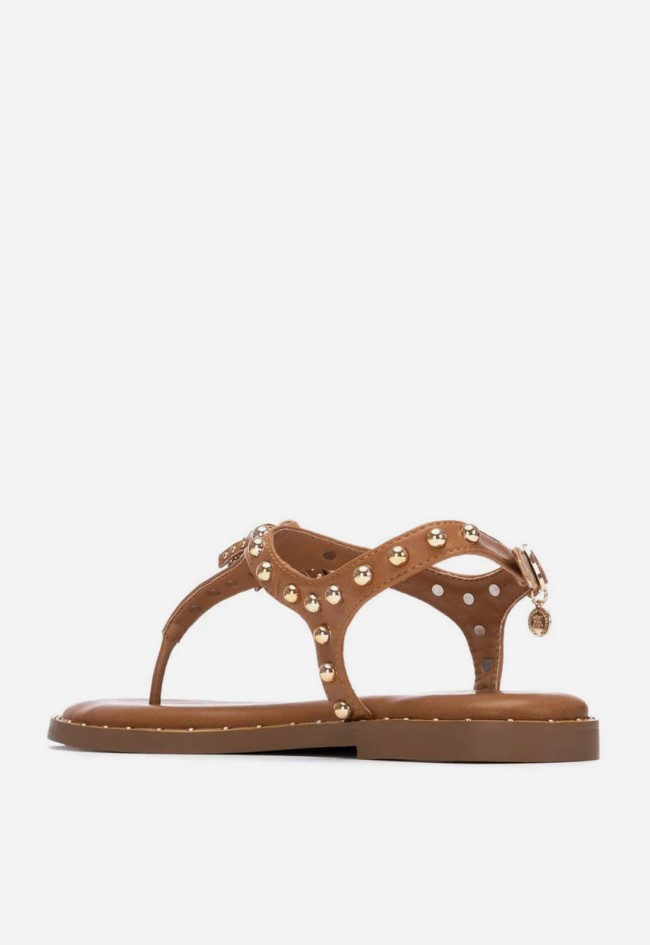 Sandalia plana mujer Xti 14547101 cuero con borlas y tachas, espíritu boho para un verano con actitud