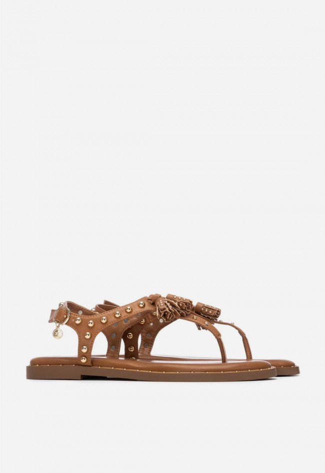 Sandalia plana mujer Xti 14547101 cuero con borlas y tachas, espíritu boho para un verano con actitud