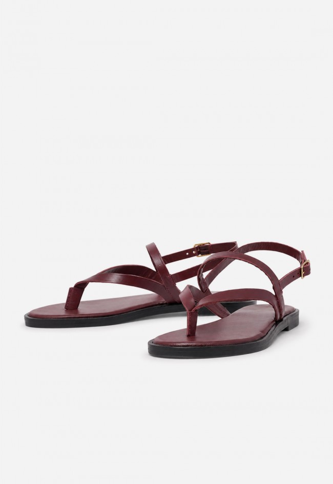 Sandalia plana de mujer VAS en piel burdeos, minimalismo elegante para pisar con actitud