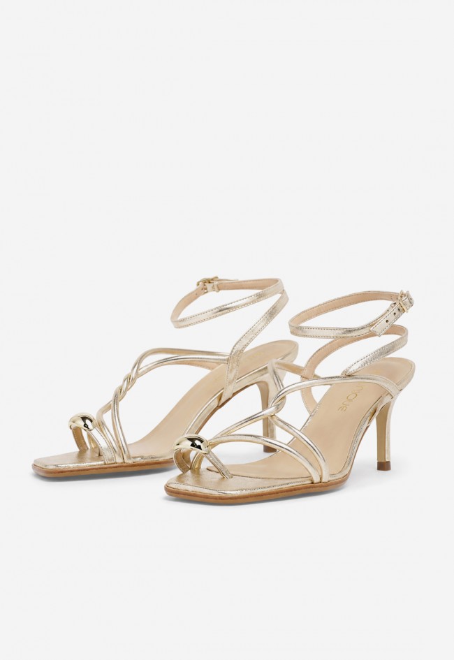Sandalias Unique 2711 de mujer en piel oro con tiras joya y detalle metálico