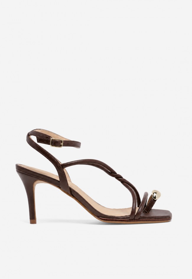 Sandalias Unique 2711 de mujer en piel chocolate con detalle joya dorado