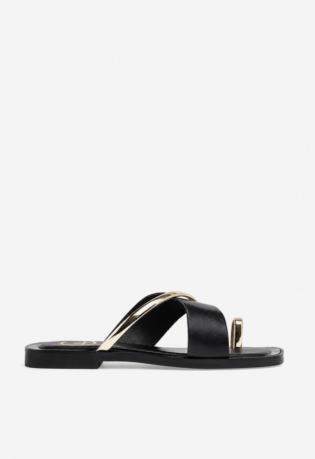 Sandalias Claudia Apolo de mujer negras con detalles dorados y diseño plano chic