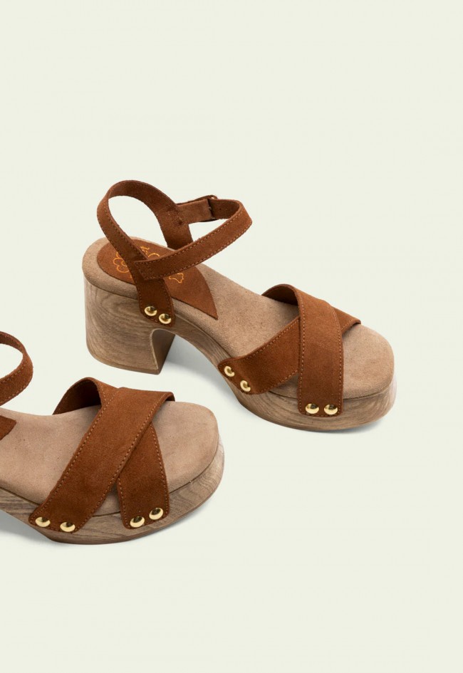 Sandalias Porronet Vanesa de mujer en piel cuero con pala cruzada y tachuelas doradas