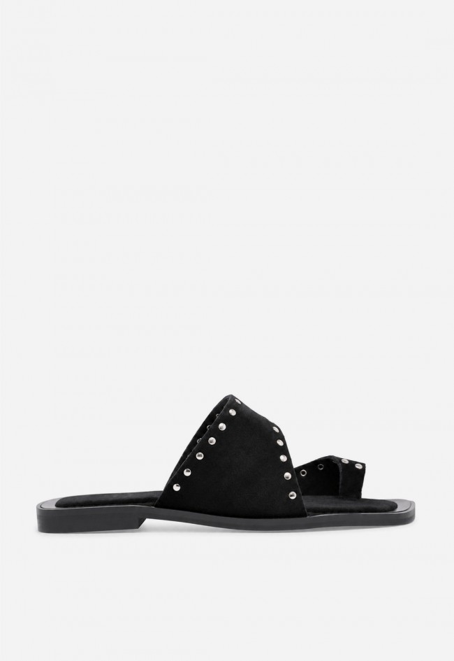 Sandalias Claudia Dyna de mujer en piel negra con tachuelas plateadas estilo chic