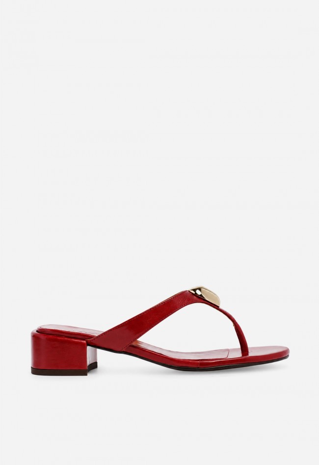 Sandalias Ángel Alarcón Zelma de mujer en piel roja con detalle joya dorado