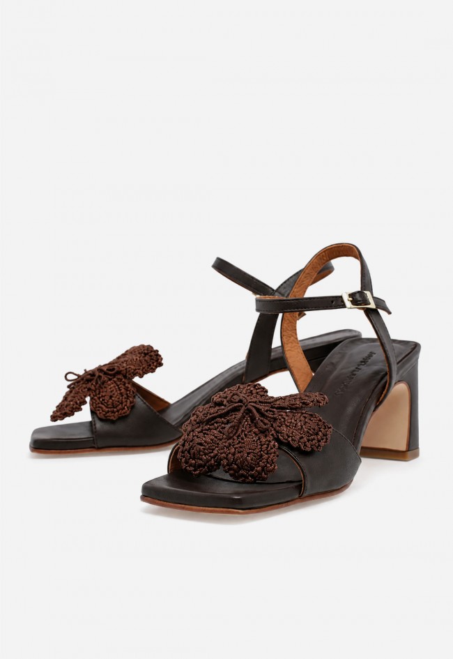 Sandalias Ángel Alarcón PALMA de mujer en piel con flor de crochet y tacón ancho chic