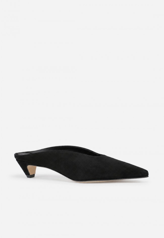 Zapatos Glo Edda 2785 de mujer en piel negra, estilo mule destalonado, con puntera fina y tacón bajo para looks elegantes.