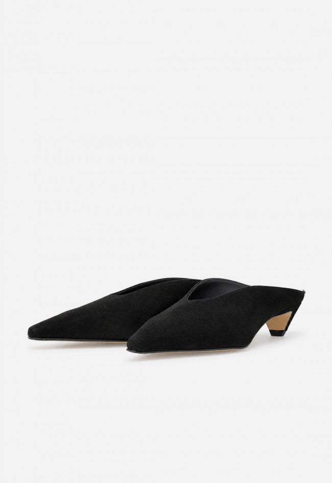 Zapatos Glo Edda 2785 de mujer en piel negra, estilo mule destalonado, con puntera fina y tacón bajo para looks elegantes.